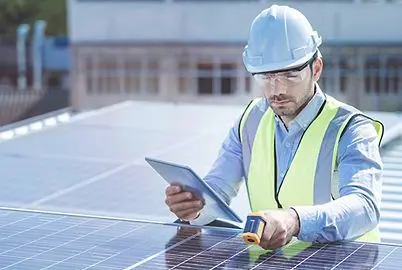 DEKRA Experte untersucht Solaranlage