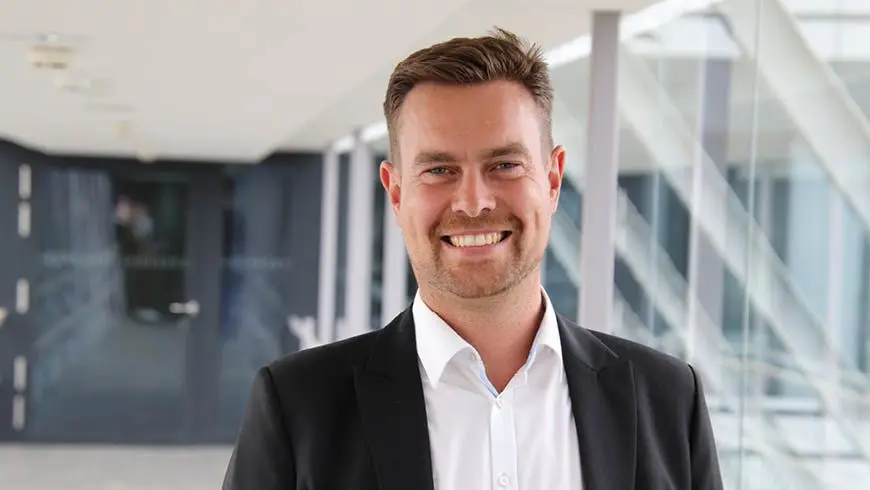 Portrait Bild von Florian Halstenbach: Produktmanager Arbeitssicherheit bei DEKRA