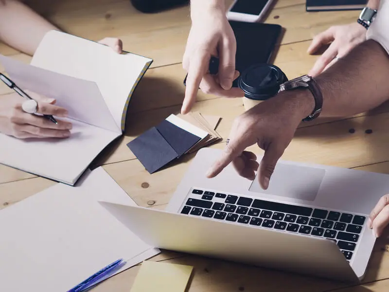 Laptop und Unterlagen