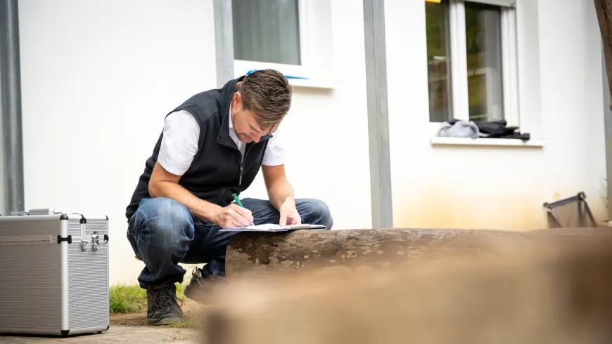 Spielplatzprüfer im Einsatz