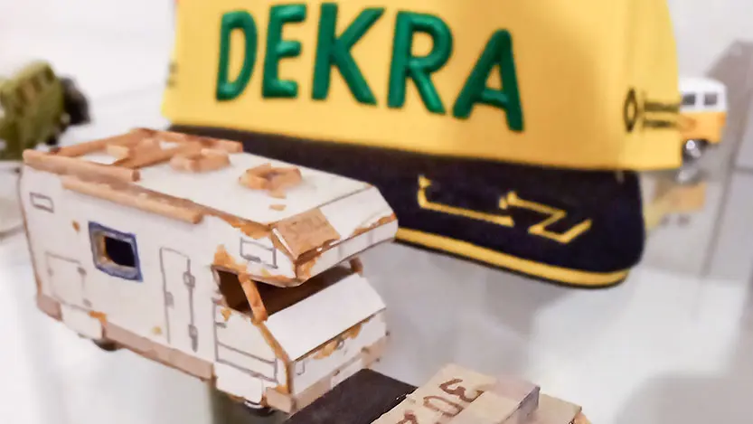 Fahrzeuge aus Pappe und DEKRA Baseballcap Fahrzeuge aus Pappe und DEKRA Baseballcap