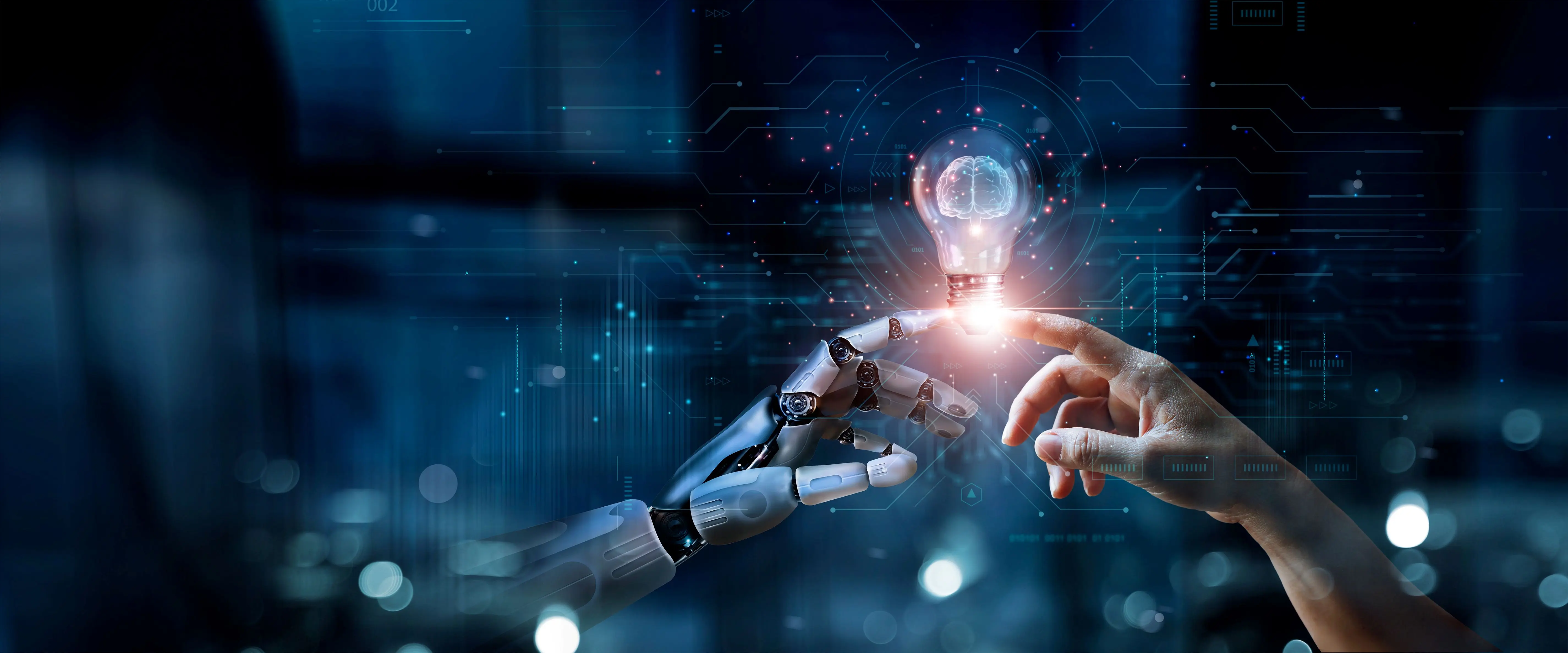 Roboterhand und menschliche Hand berühren leuchtende Glühbirne