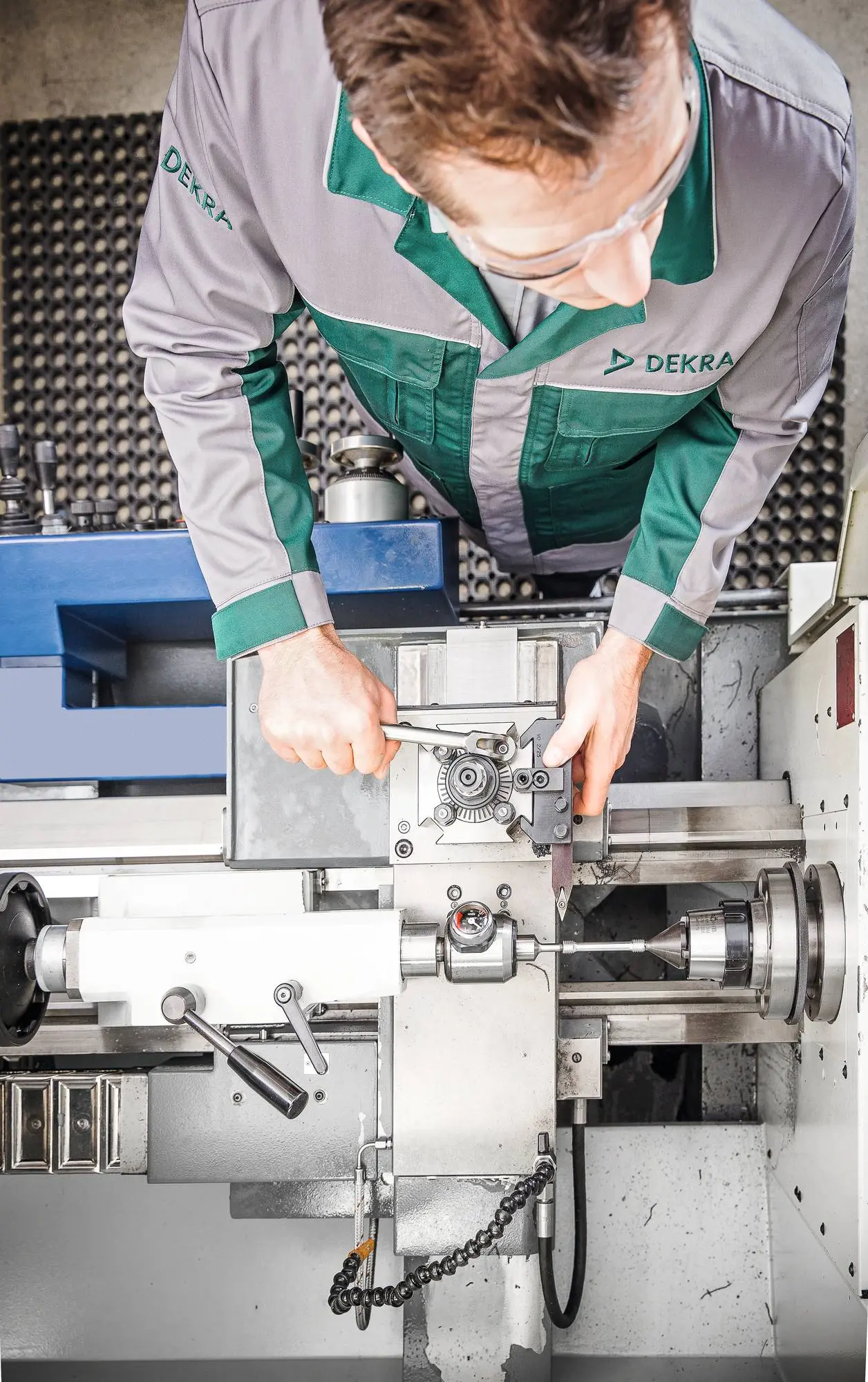 DEKRA Spezialist untersucht Bauteil- und Materialschäden 