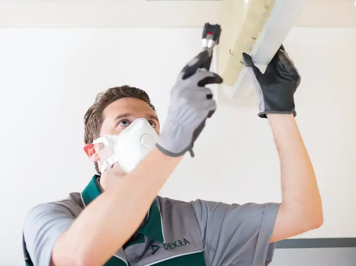 Schadstoffuntersuchung & -sanierung Prüfer prüft auf Schadstoffe