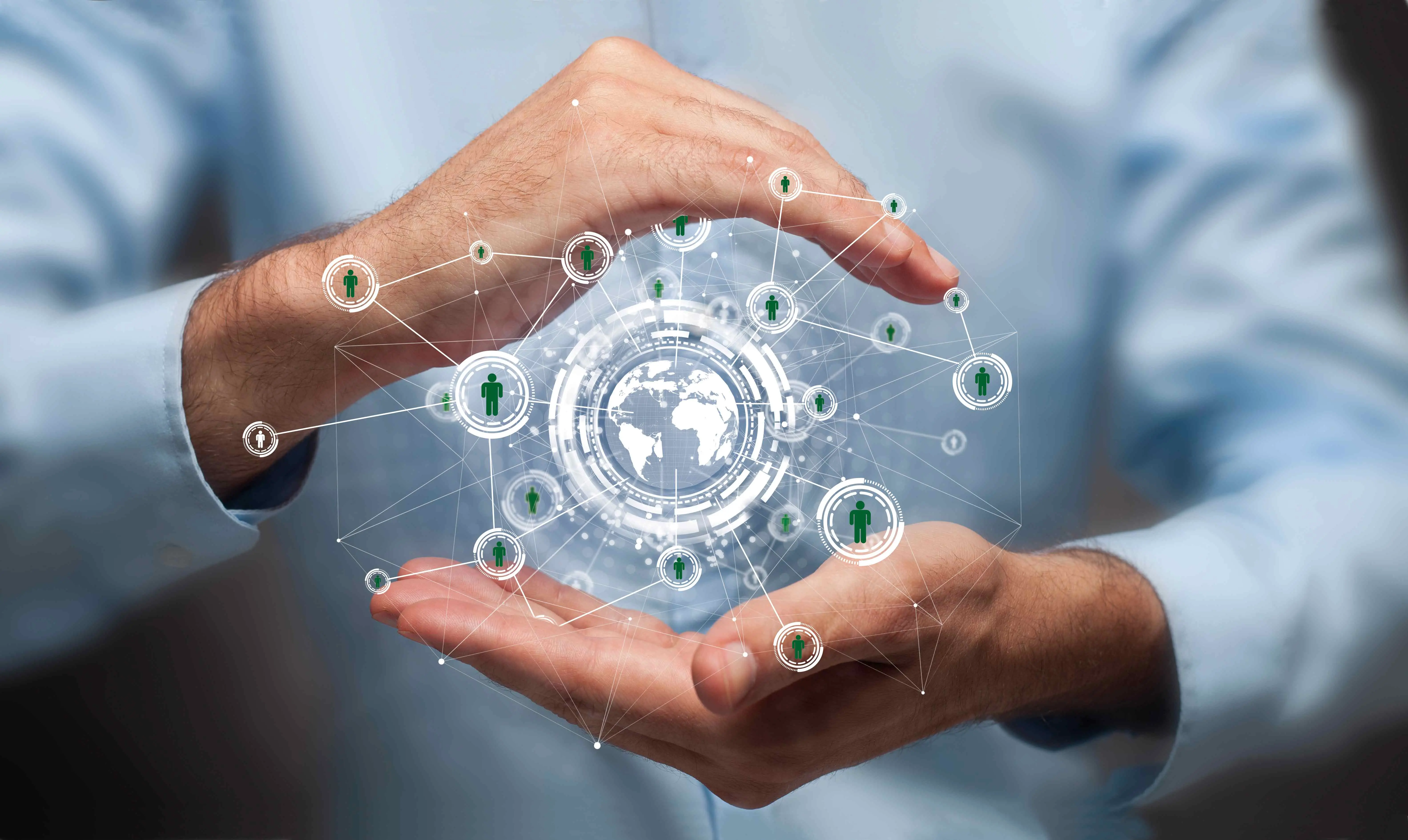 Eine Person hält einen Globus, der mit einem Netzwerk von Menschen verbunden ist.