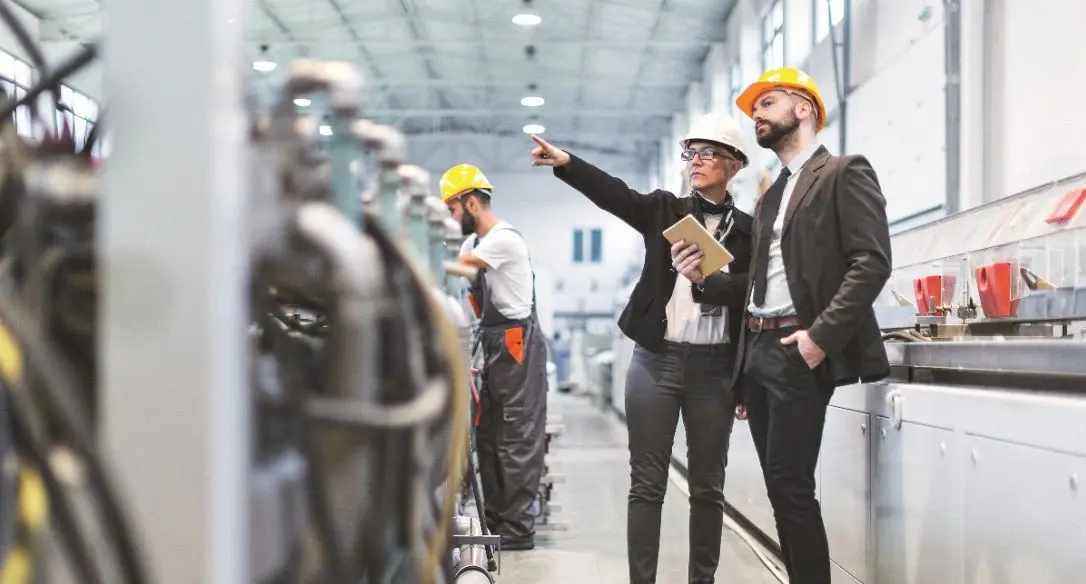 Zwei Personen mit Schutzhelm bei der Inspektion