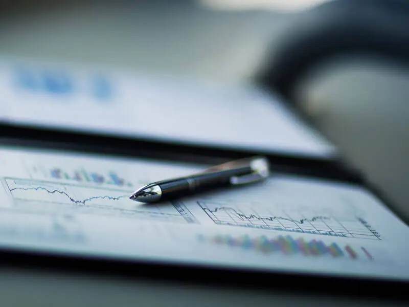 Ein Stift liegt auf verschiedenen Unterlagen