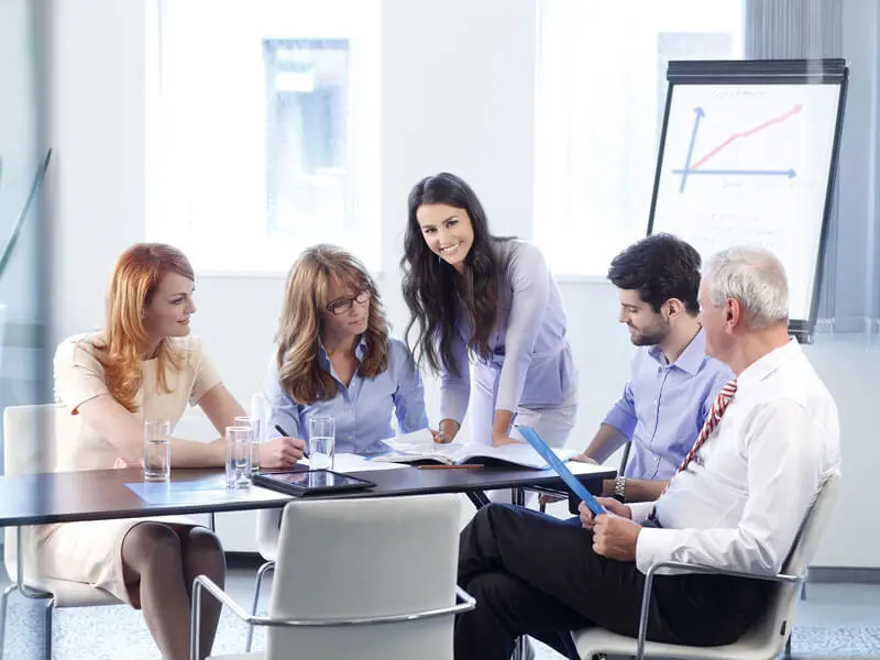 Mitarbeiter in einer Besprechung Mitarbeiter in einer Besprechung