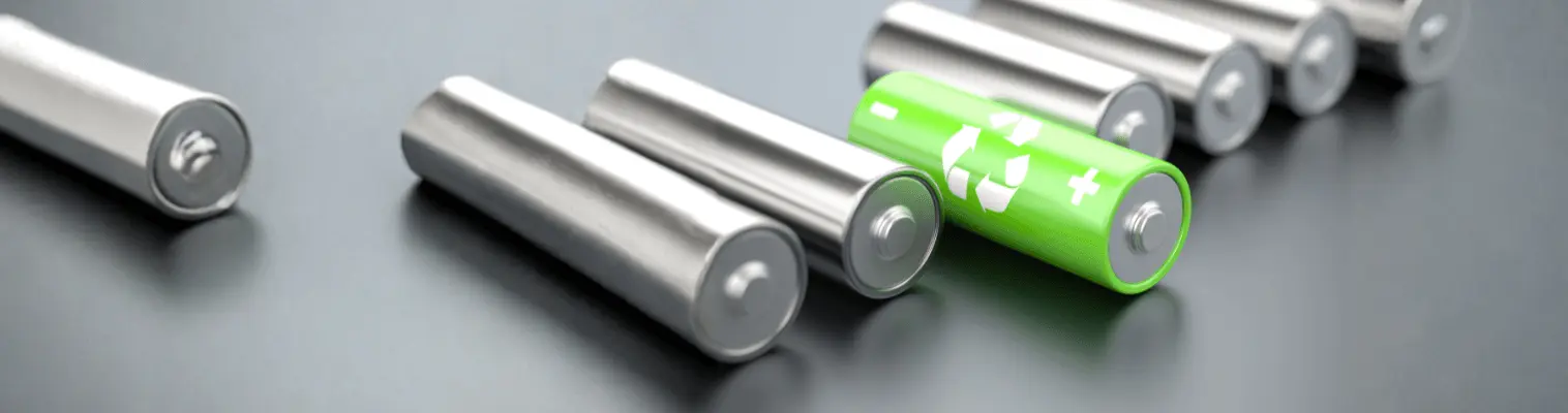 Graue Batterien mit einer grünen Batterie in der Mitte auf grauem Hintergrund