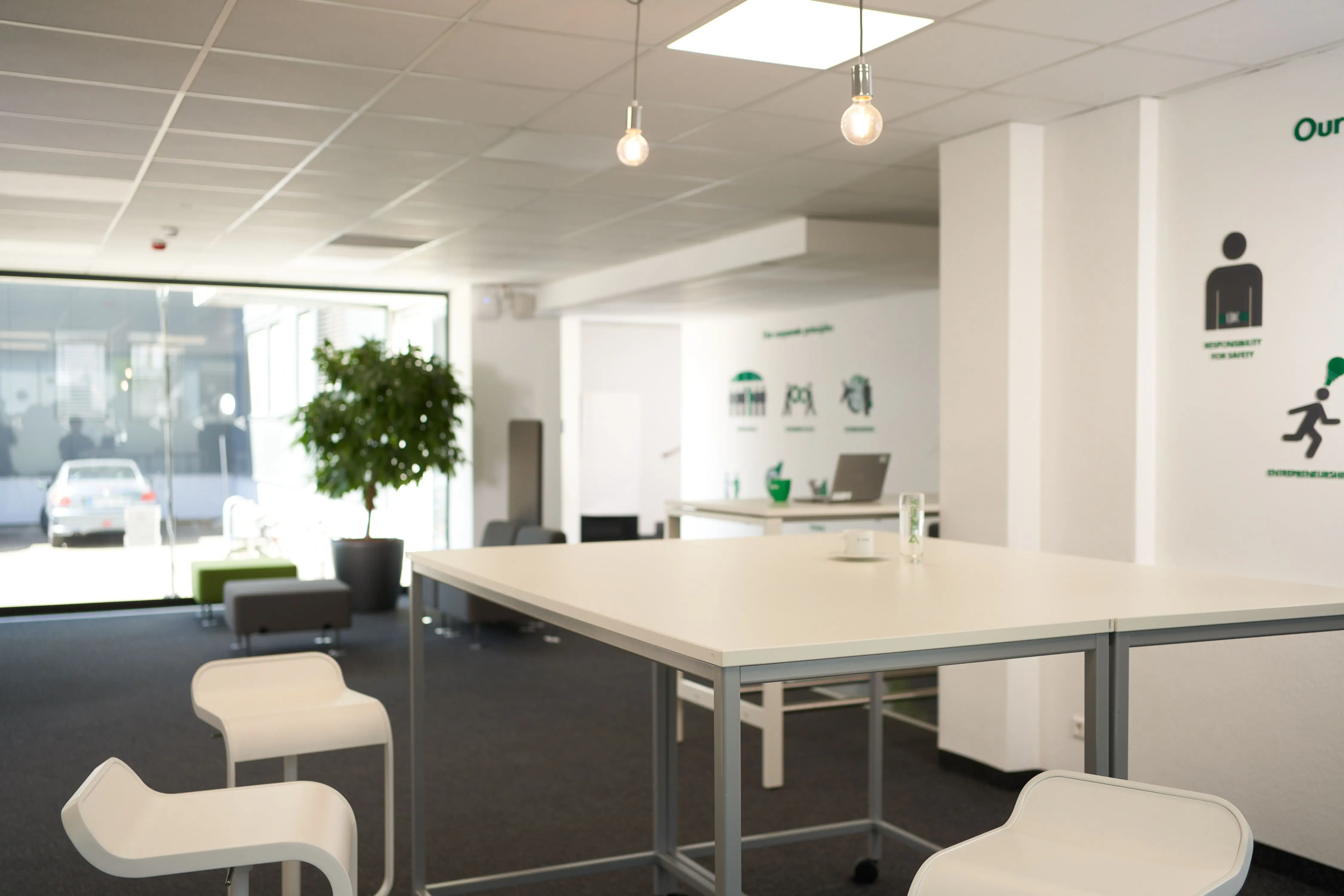 Moderner Open-Space-Bereich mit Sitzmöglichkeiten