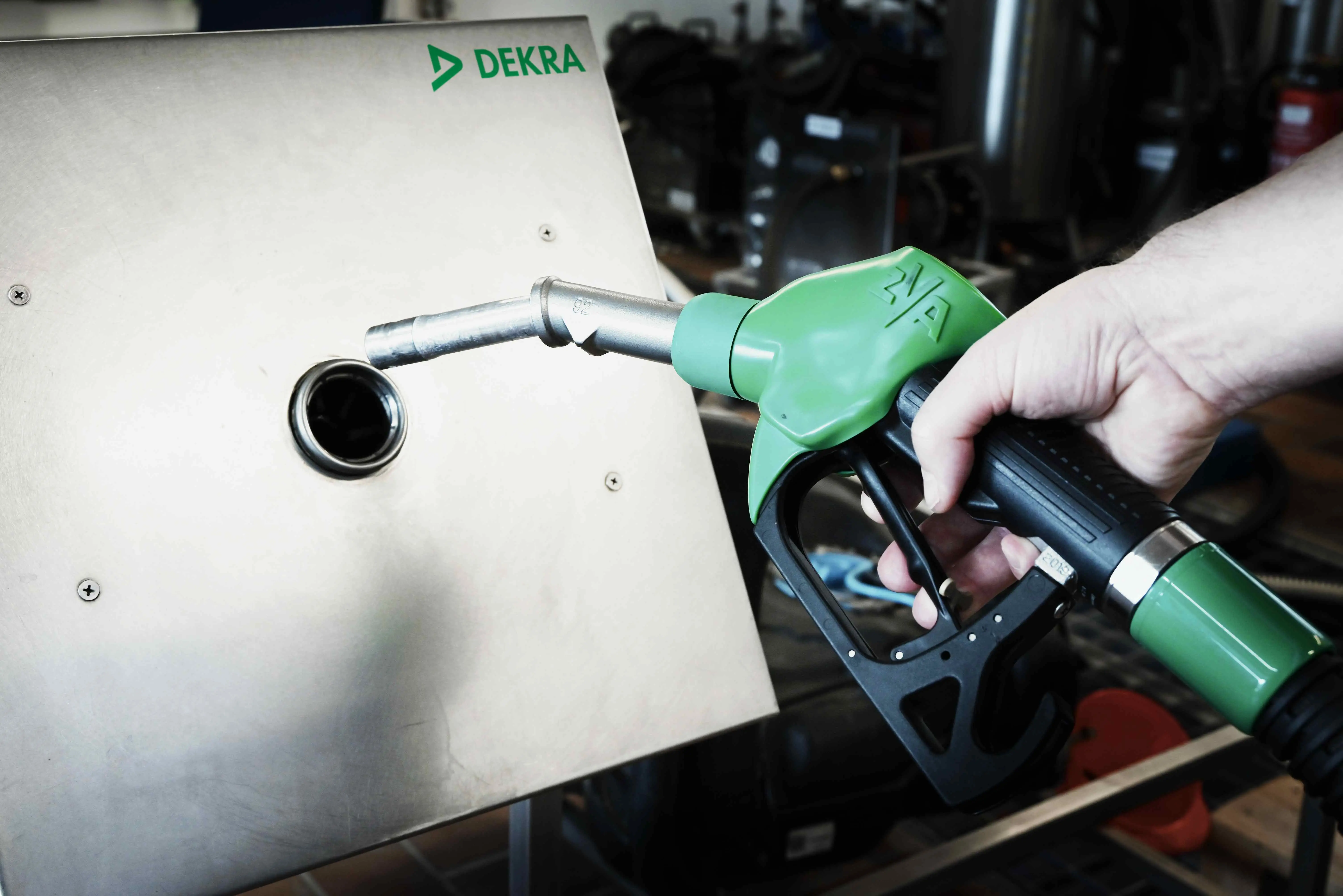 Nahaufnahme von Zapfventil, das in einem Auto steckt