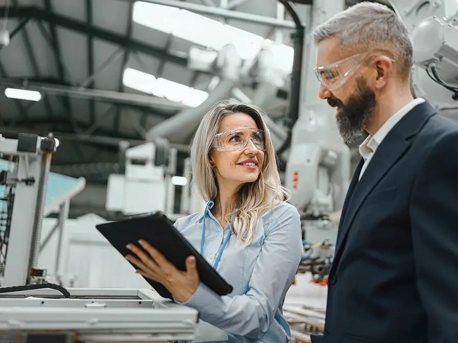 Frau und Mann in Industriehalle