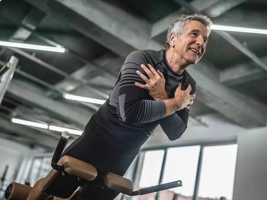 Senior macht Rückenübung