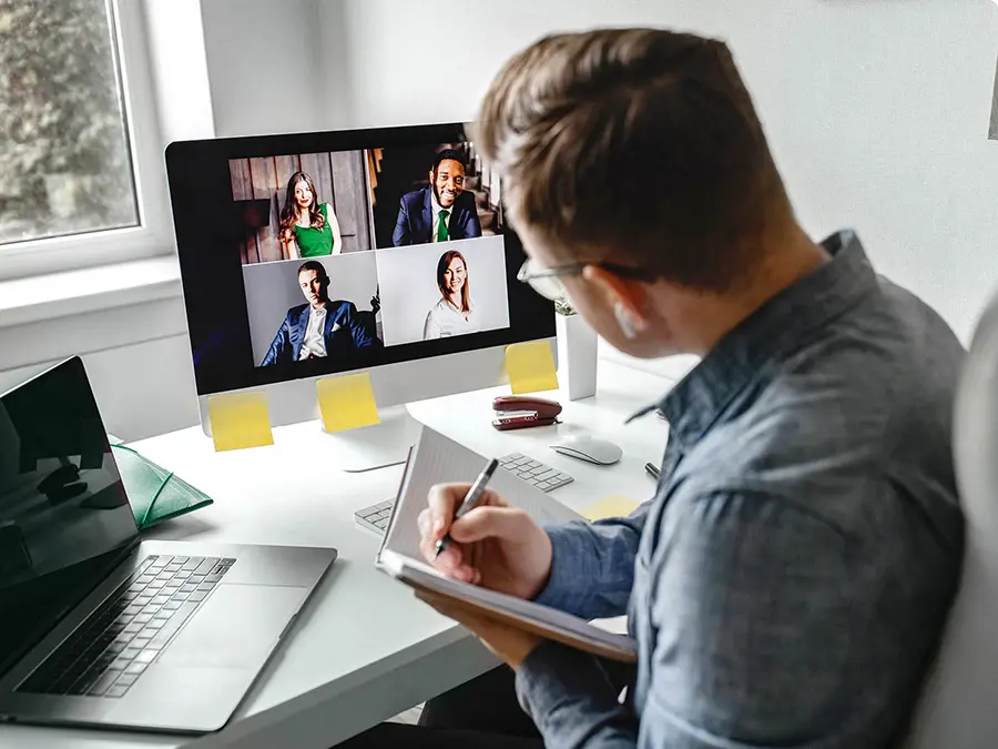 Mann hält Videokonferenz im Homeoffice