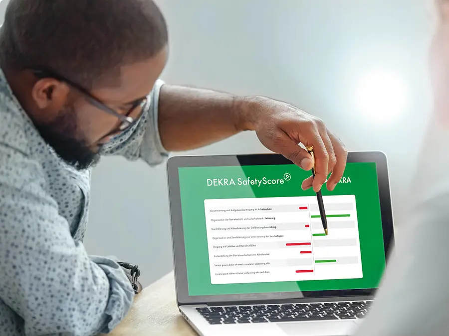 Laptop mit DEKRA Safety Score auf dem Bildschirm