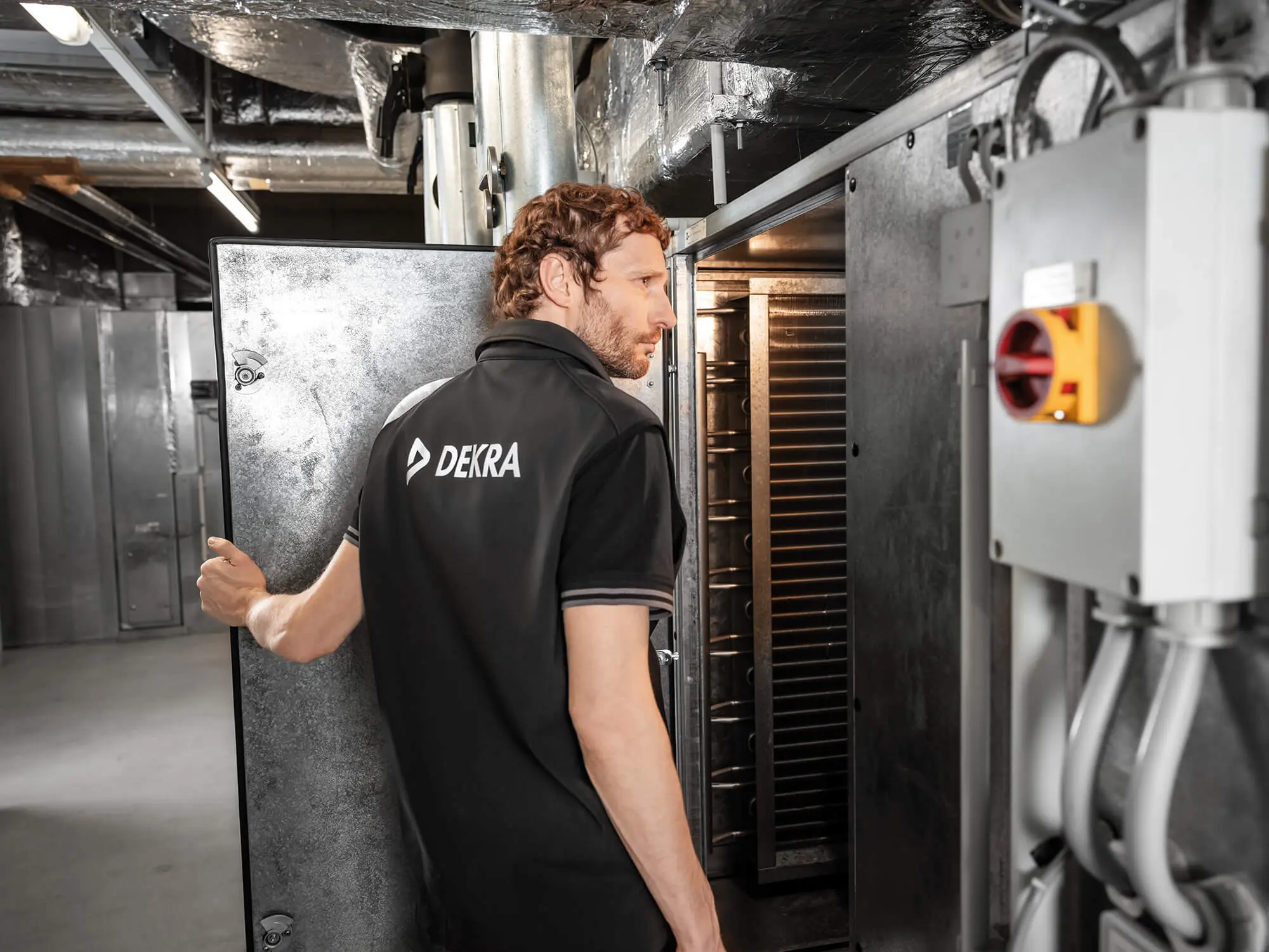 Sachverständiger und Kundin am DEKRA Empfang