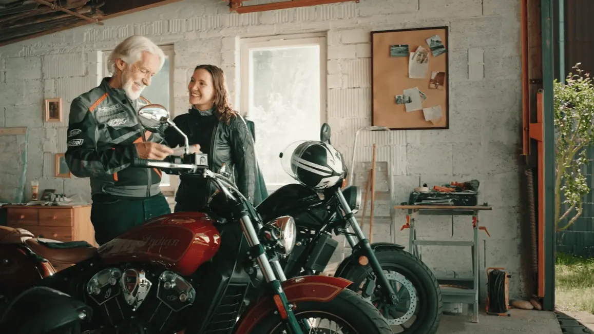 Motorradfahrer und Motorradfahrer in der Garage