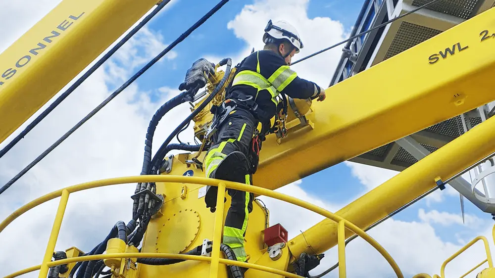 DEKRA Experte führt Kranprüfung durch DEKRA Experte führt Kranprüfung durch