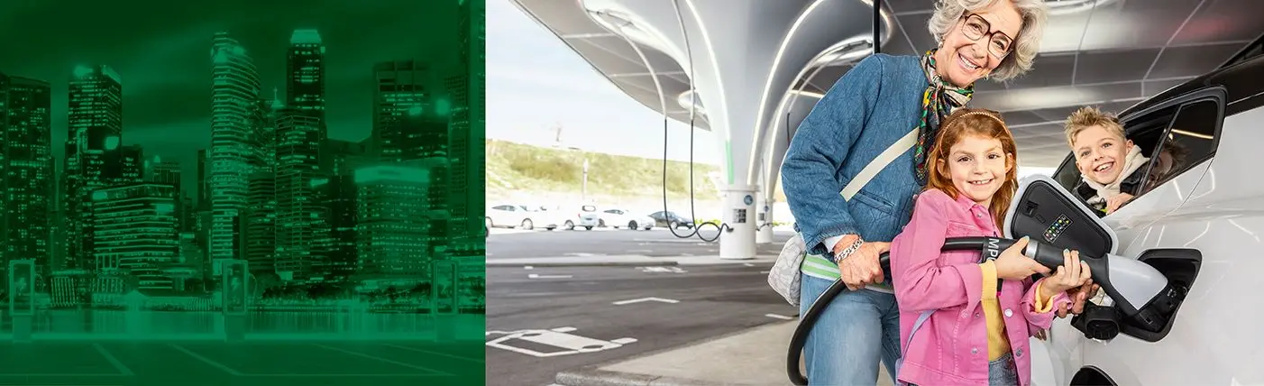 Zwei Kinder und eine Frau beim Aufladen eines E-Autos Zwei Kinder und eine Frau beim Aufladen eines E-Autos