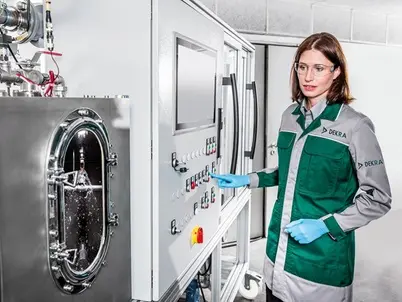 Sachverständige bedient Analysegerät im Labor