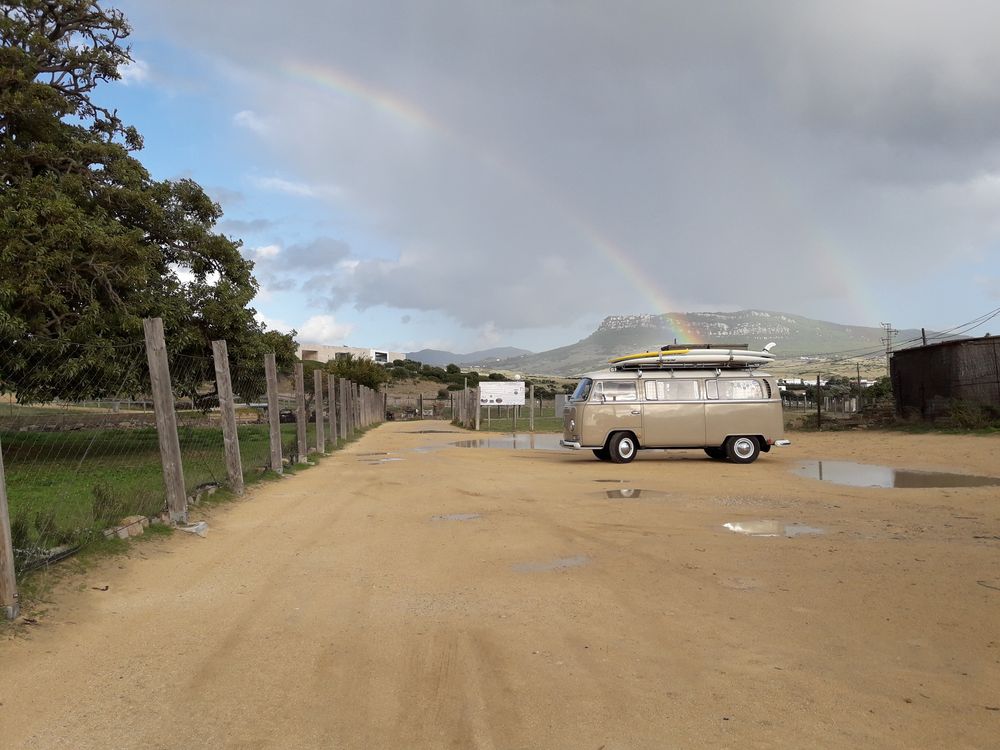 Wohnwagen mit Regenbogen im Hintergrund
