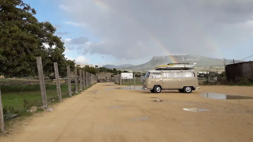 Wohnwagen mit Regenbogen im Hintergrund