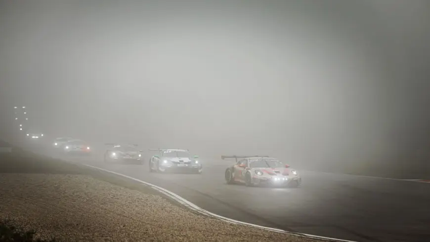 24h-Race race cars in the fog