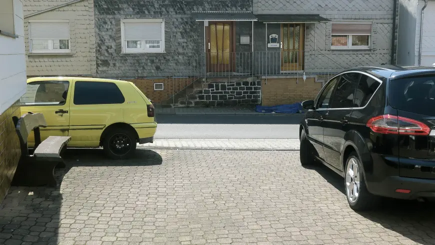 Coche aparcado y en movimiento