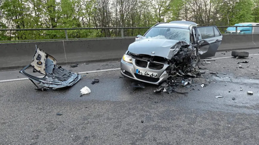 Veículo ligeiro de passageiros do condutor em contramão