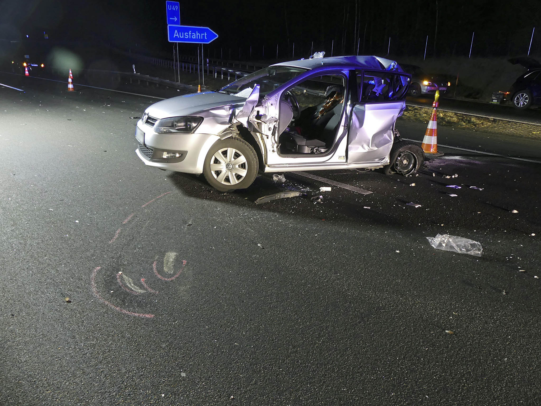 Coche dañado en la carretera