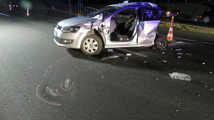 Beschädigter Pkw auf Straße