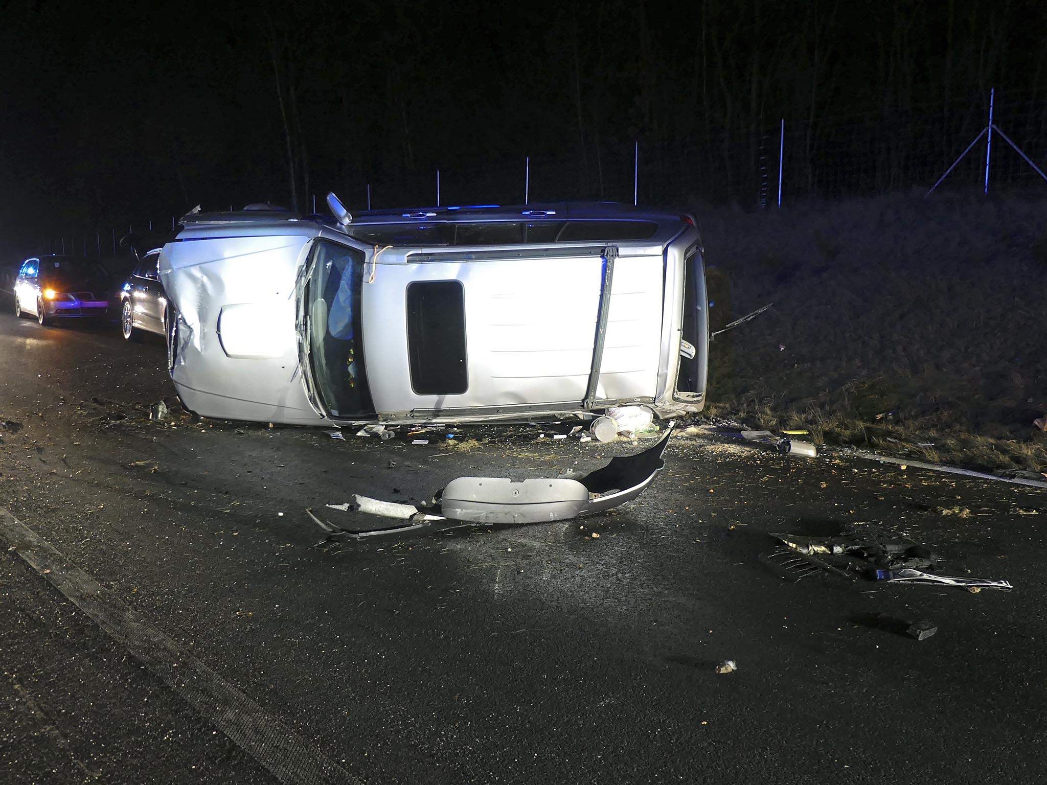 Coche dañado en la carretera