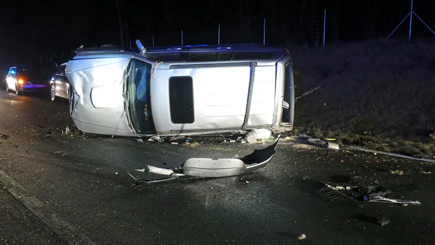 Beschädigter Pkw auf Straße