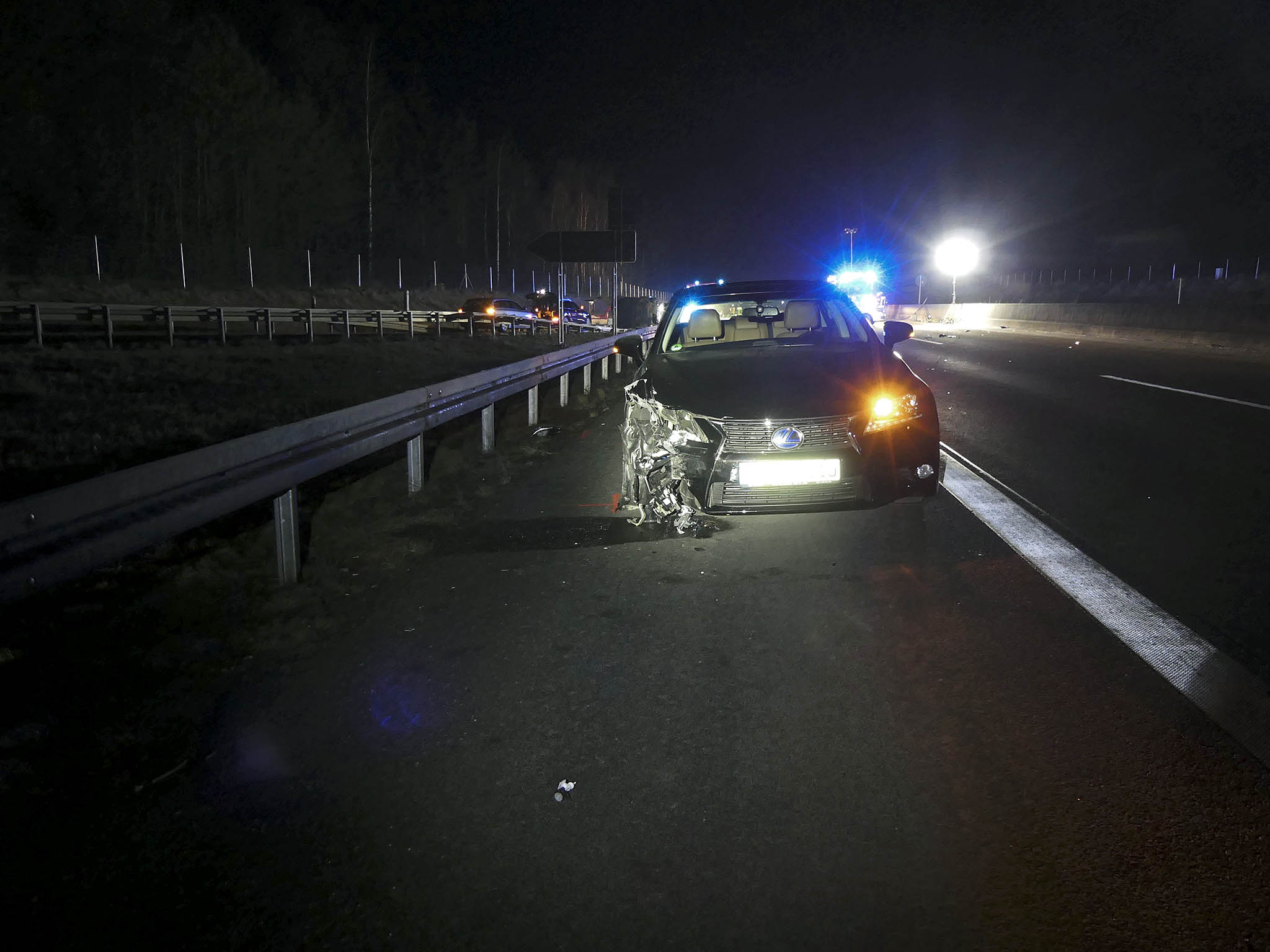 Coche dañado en la carretera