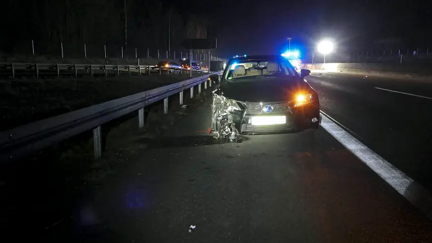 Beschädigter Pkw auf Straße