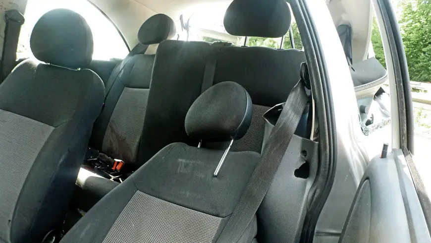 Asiento del conductor de un turismo dañado