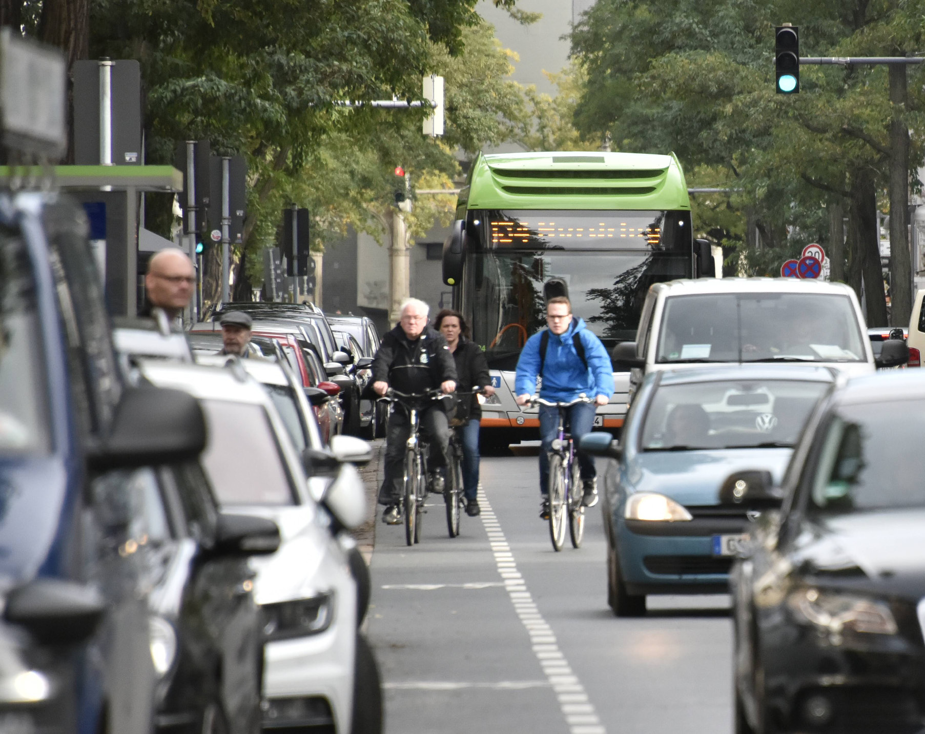 Bicicletas entre los coches