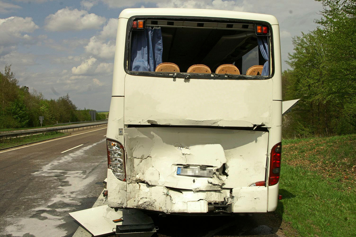 La parte posteriore del pullman dopo l’incidente