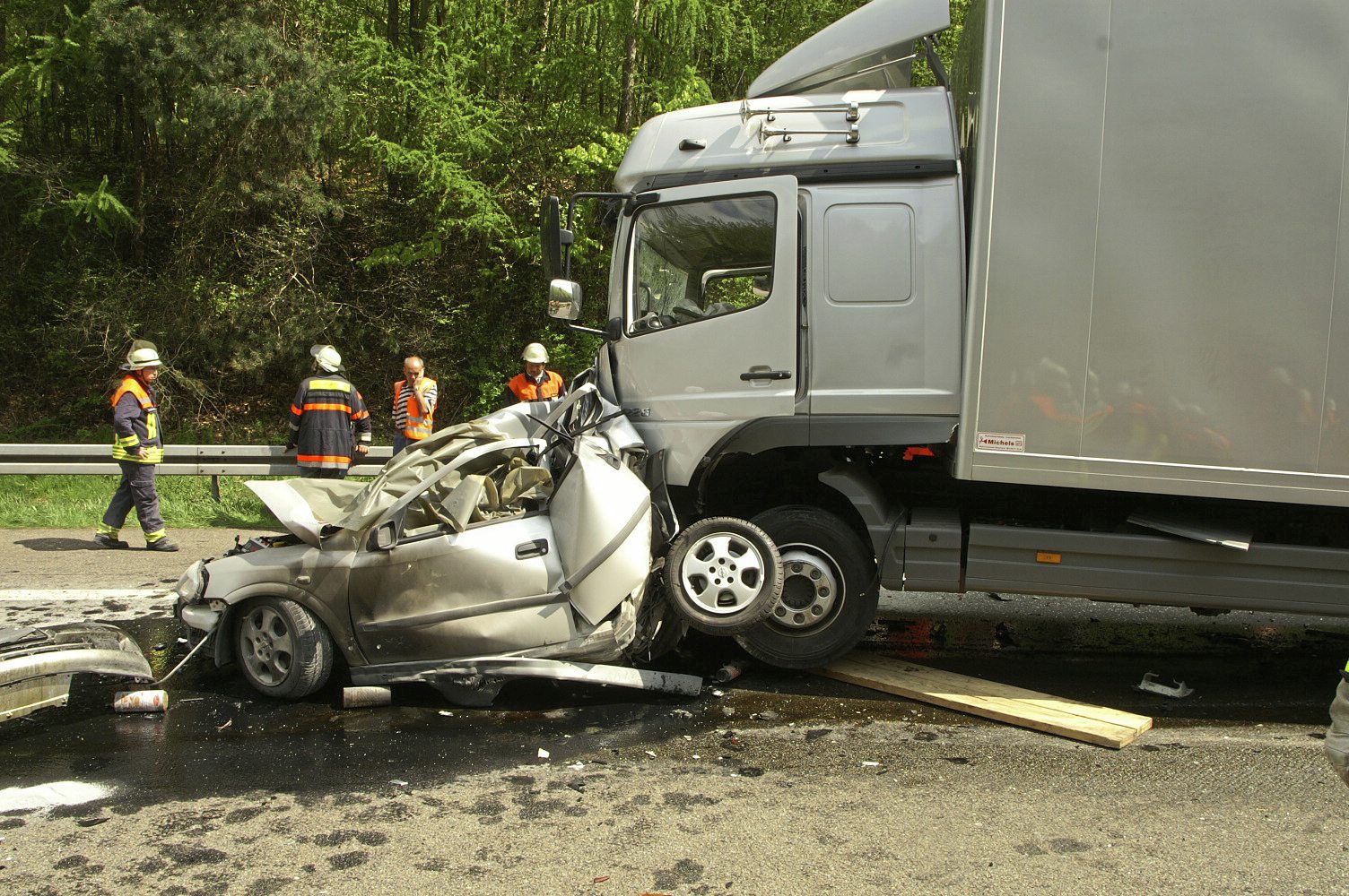 Posizione finale di camion e auto