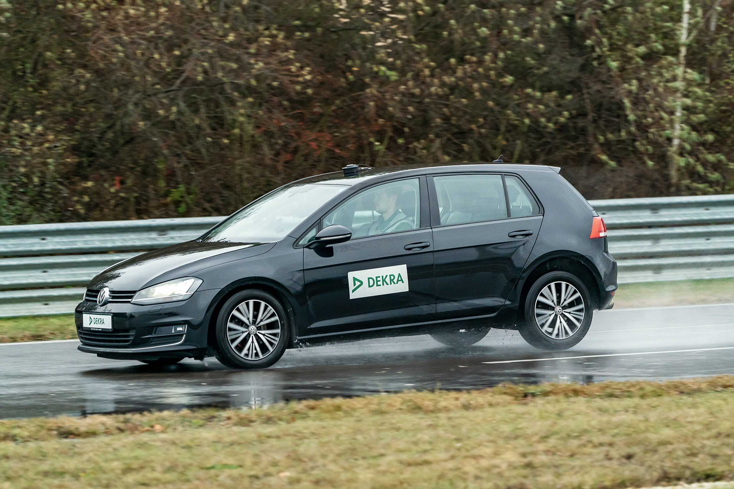 ESSAIS DE CONDUITE AXÉS SUR LES FREINS, LES PNEUS ET L’ESP RÉALISÉS PAR DEKRA ESSAIS DE CONDUITE AXÉS SUR LES FREINS, LES PNEUS ET L’ESP RÉALISÉS PAR DEKRA