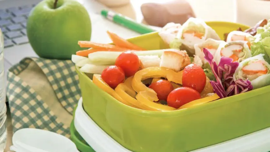 Gesunde Vesperbox mit Gemüse und Obst