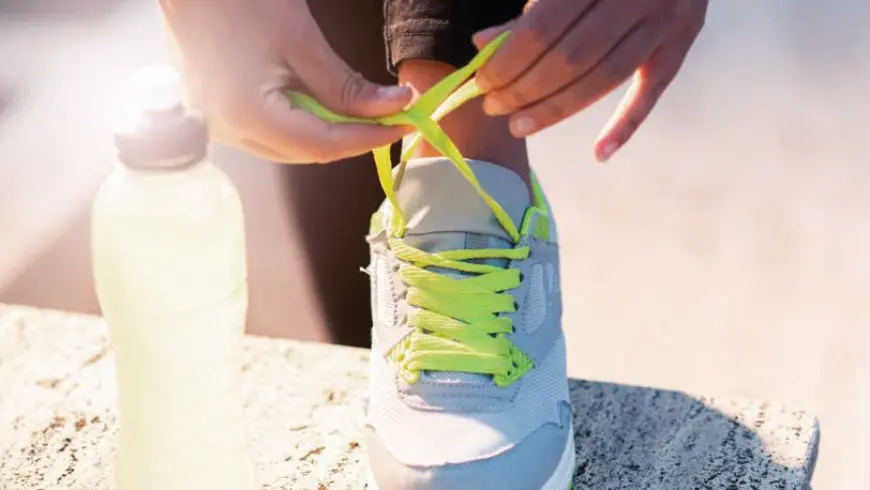 Laufschuhe und Trinkflasche