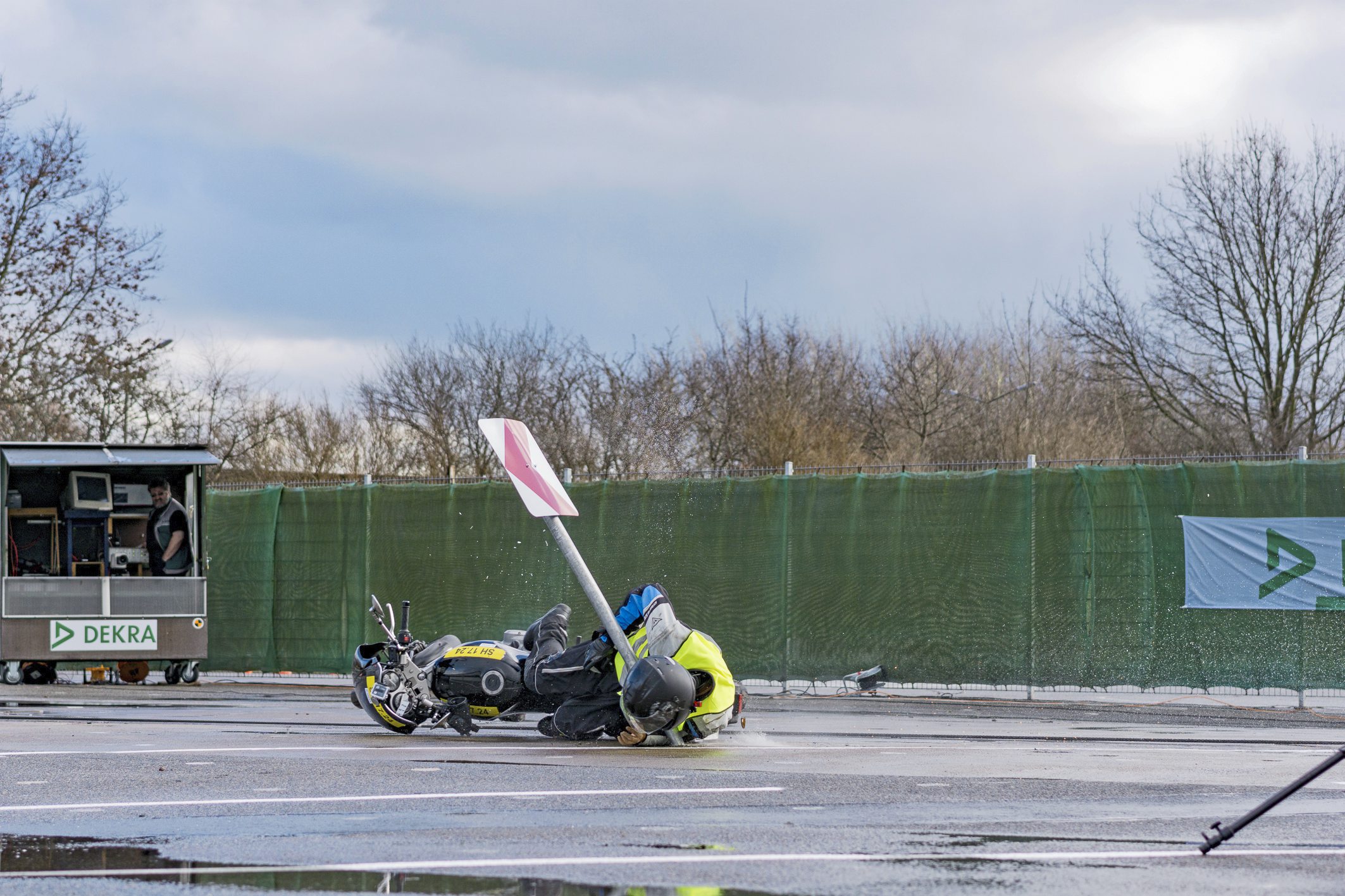 Poteau en acier pour l’essai de collision