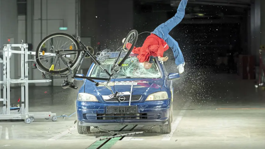 DEKRA Crash-Animation - Pkw kollidiert mit Fahrrad