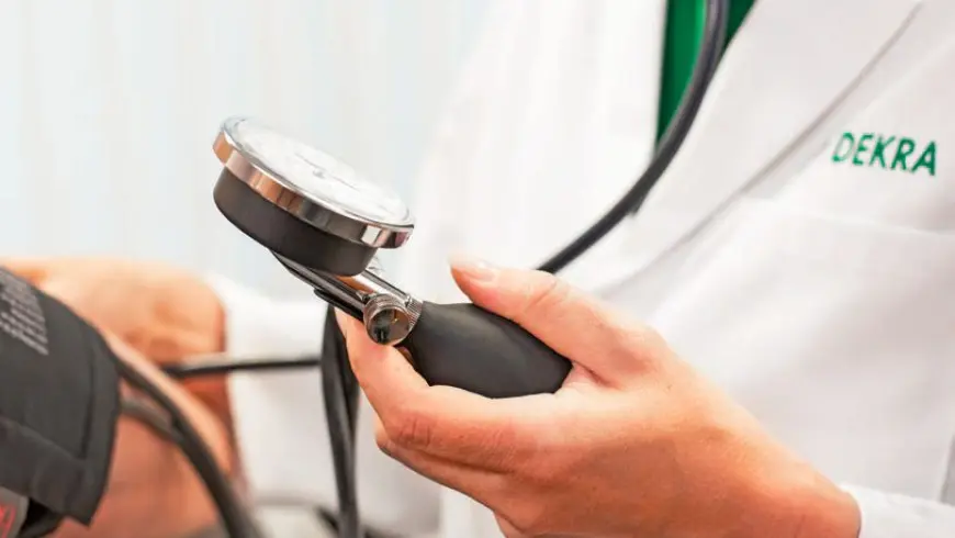 Blutdruckmessung DEKRA Arzt