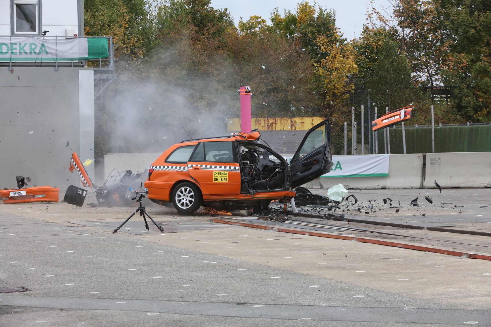 Auto bei Baumanprall Simulation