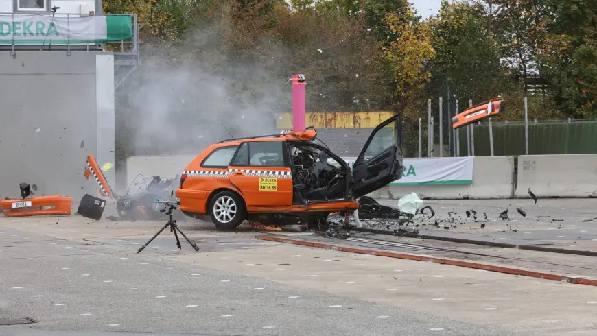 Auto bei Baumanprall Simulation