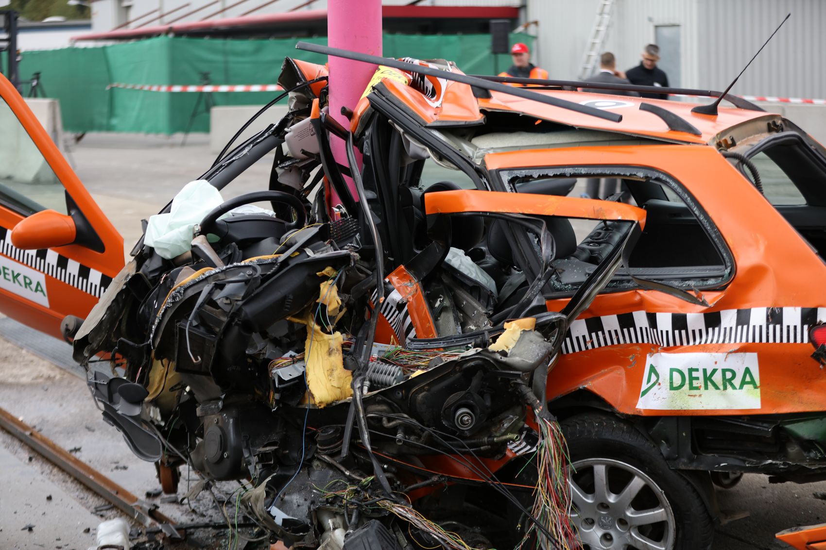 Auto zerstoert nach Baumanprall
