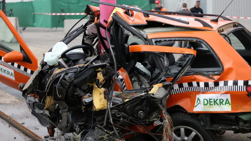 Auto zerstoert nach Baumanprall