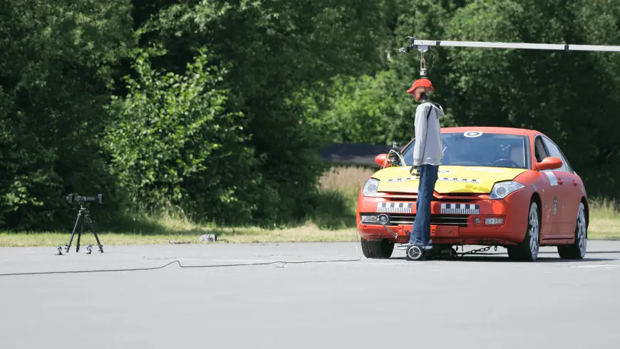 Auto kurz vor dem Crash mit dem Hoverboard